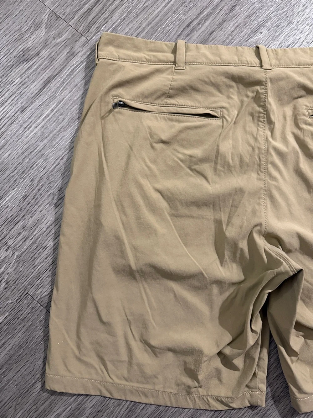 J. Crew Men’s Flat-Front Shorts in Light Khaki Sz 36